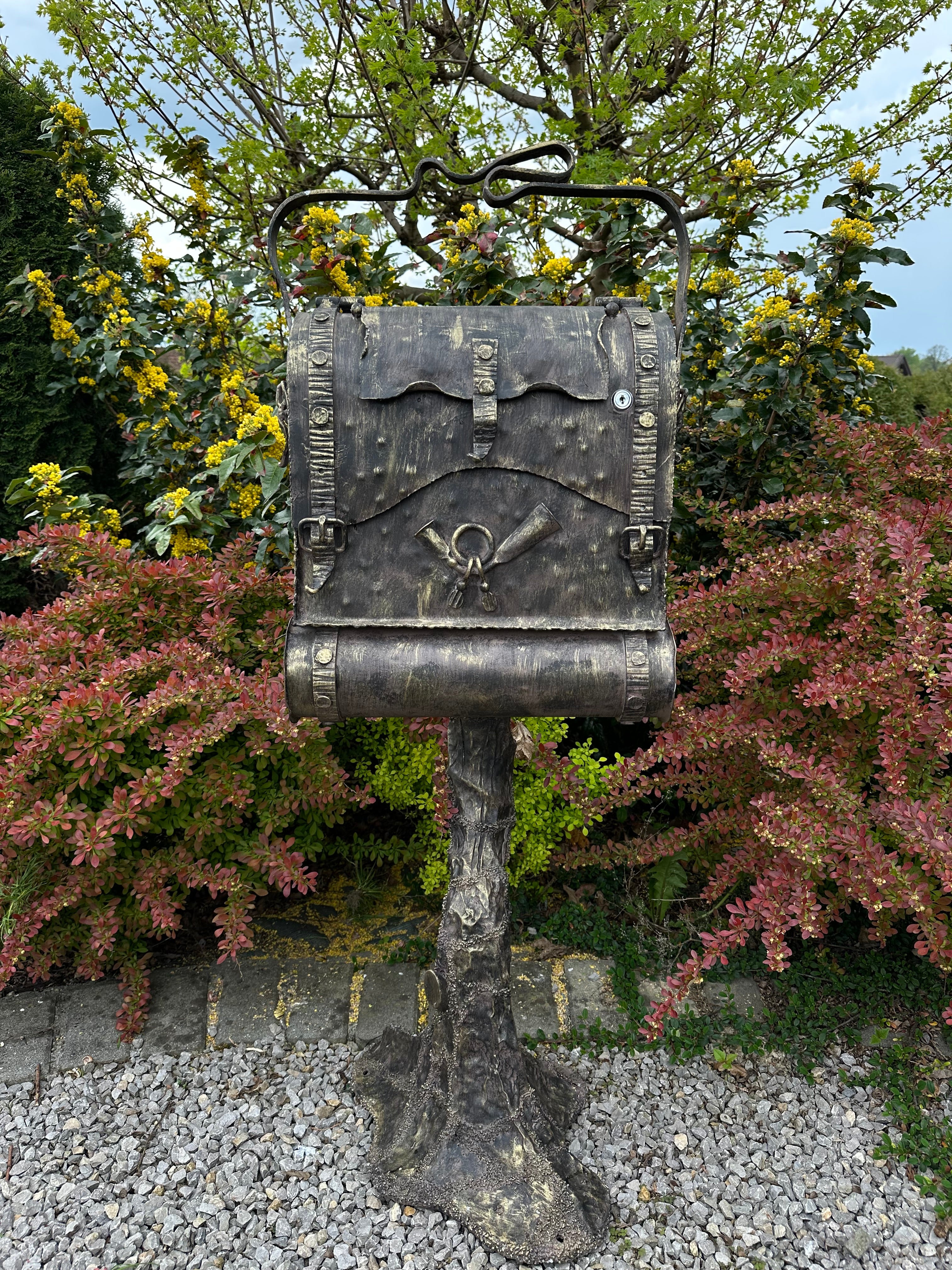 Briefkasten „Postbotentasche auf Standfuß”