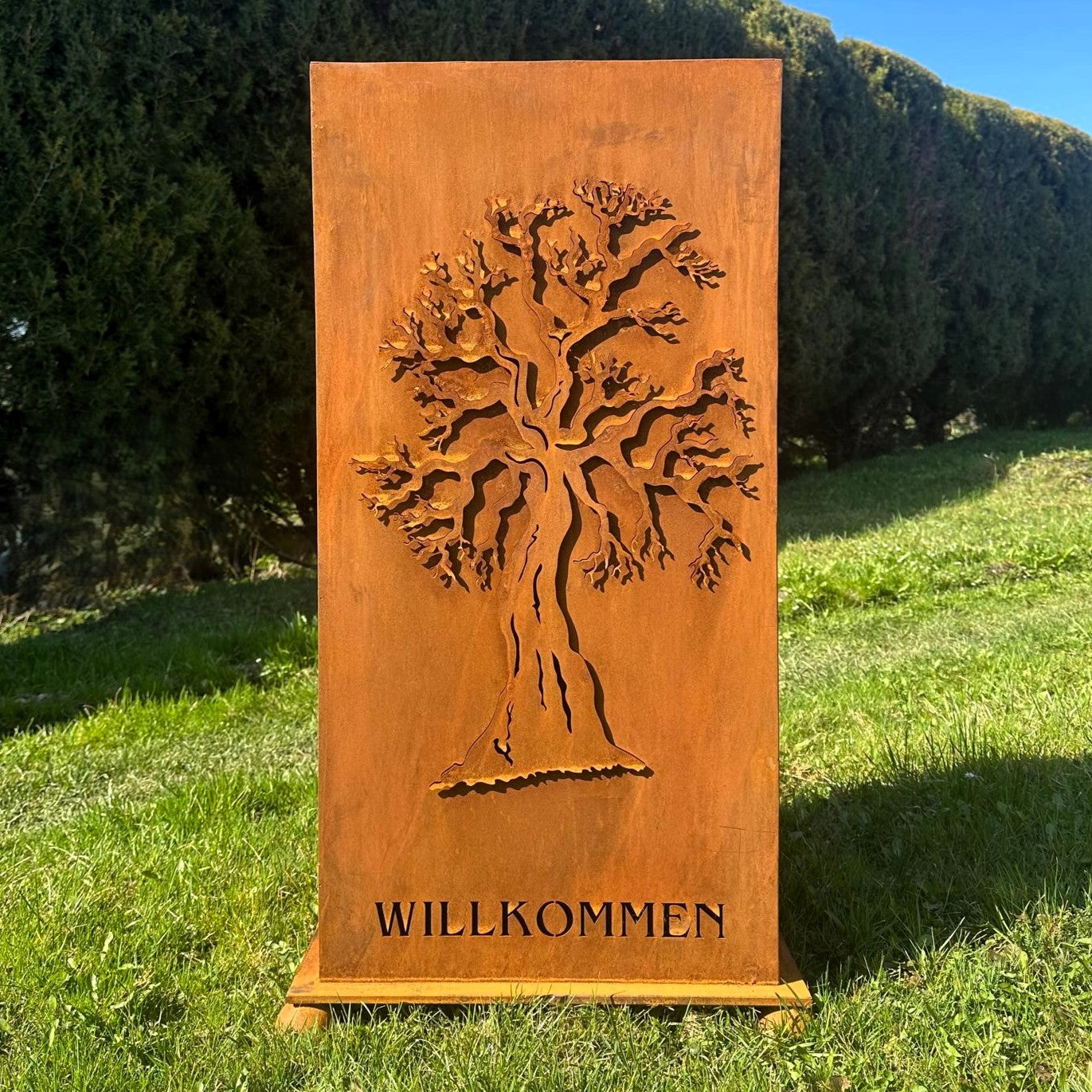 Säule mit Baum-Motiv „Herzlich Willkommen”