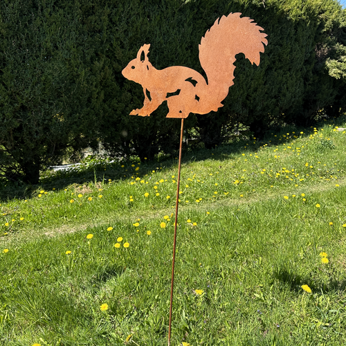 Eichhörnchen „laufend” auf Stab